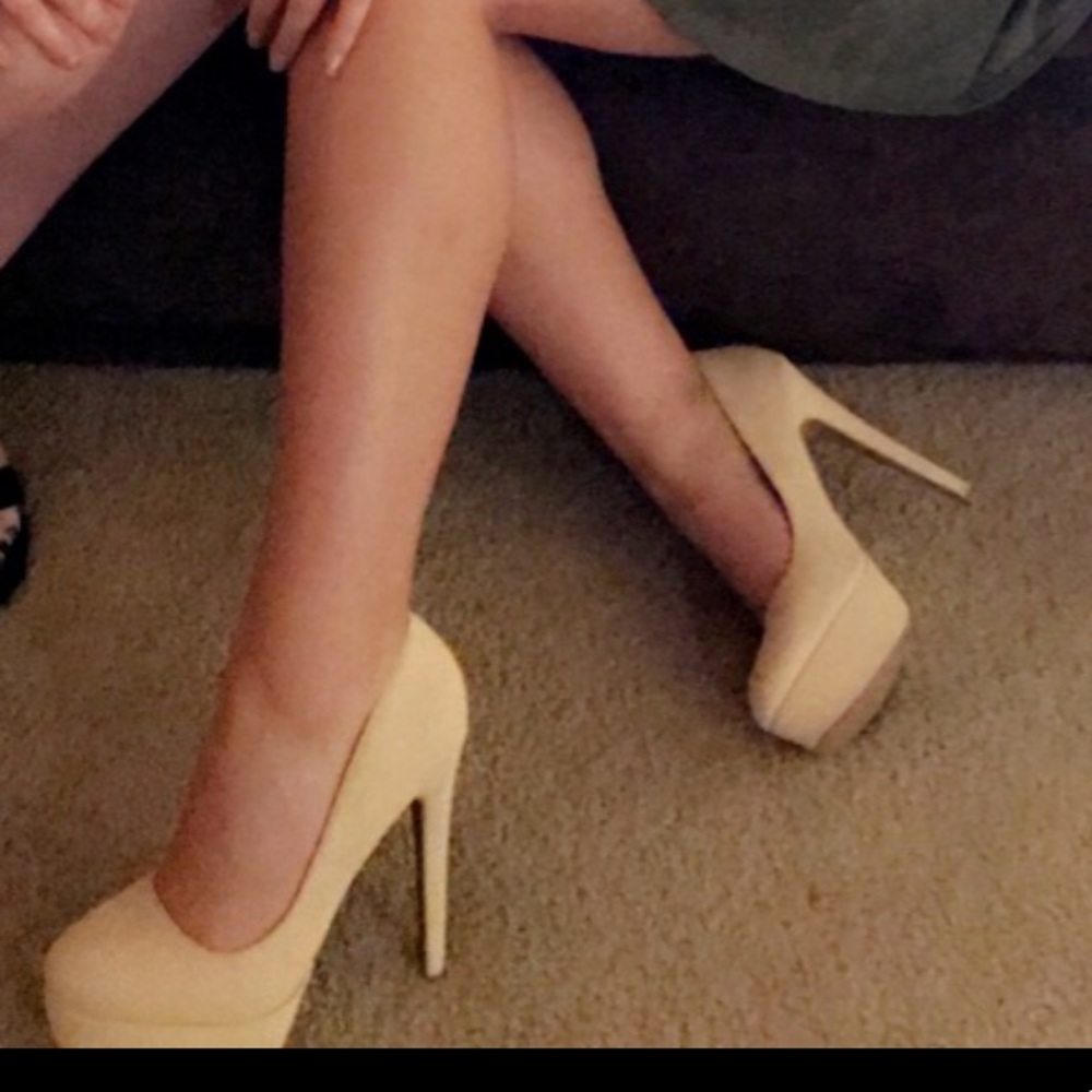 nude pumps